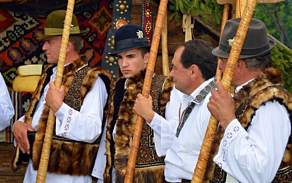 ルーマニアの男性民族衣装（ブコヴィナ・フラシンの民俗祭典）