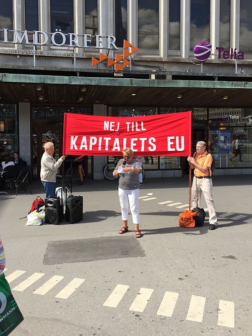 EUの市場政策に抗議するデモ参加者の写真