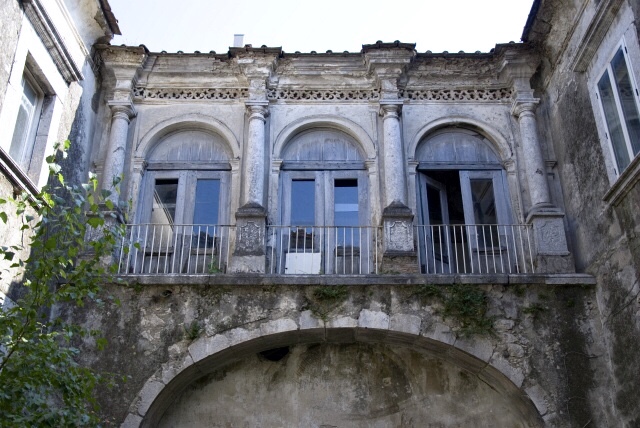 中庭に開く装飾バルコニーの写真