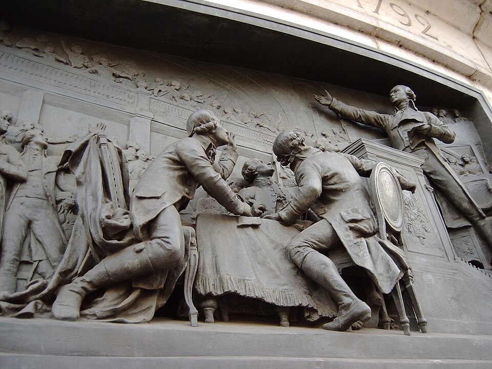 共和政の成立を告げる王政廃止宣言レリーフの写真