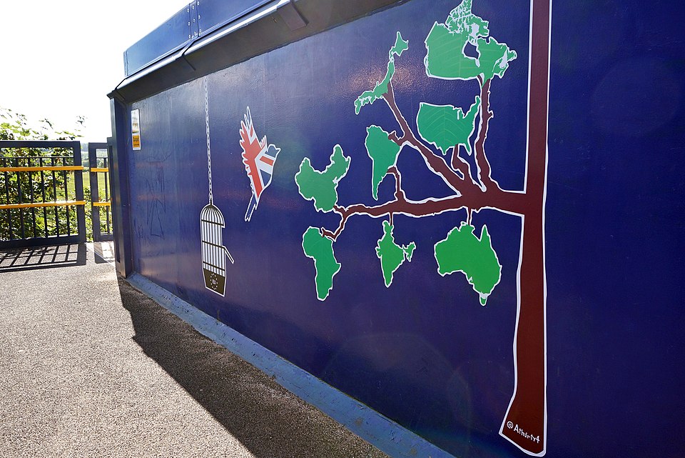 Brexitをめぐる大衆感情を映す橋の壁画の写真
