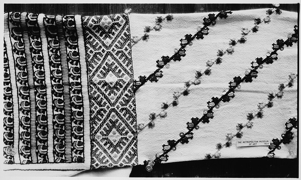 ルーマニアの刺繡ブラウス（イー、19世紀・メトロポリタン美術館所蔵）