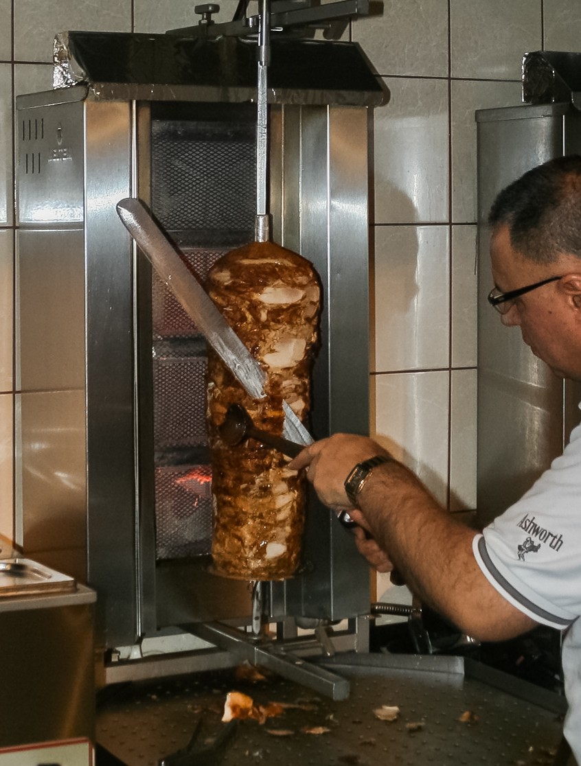 ハラル料理として提供されるケバブの写真