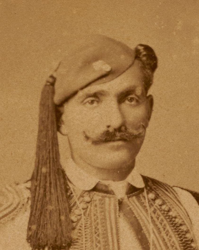 伝統衣装のギリシャ人の目と鼻が分かる肖像写真